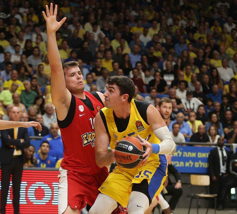 Маккаби против Олимпиакоса. Фото: Оз Муалем и Реувен Шварц (צילום: ראובן שוורץ) Маккаби против Олимпиакоса. Фото: Оз Муалем и Реувен Шварц