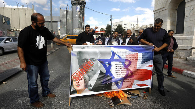 В Бейт-Лехеме жгут портрет Бальфура. Фото: ЕРА (צילום: EPA) В Бейт-Лехеме жгут портрет Бальфура. Фото: ЕРА