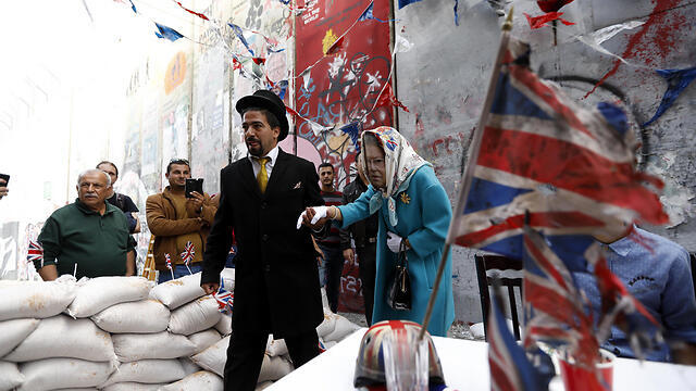 Banksy's West Bank tea part, a British 'apology' for the Balfour Declaration (צילום: EPA) Banksy's West Bank tea part, a British 'apology' for the Balfour Declaration