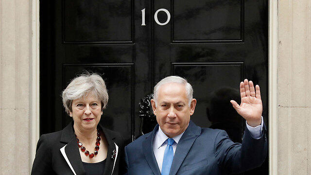 The prime minister with UK PM Theresa May (צילום: AFP) The prime minister with UK PM Theresa May
