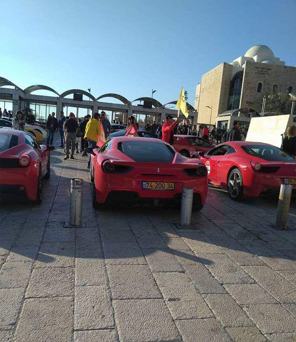 The cars were parked where vehicles are not usually permitted to stand (צילום: חדשות הסקופים) The cars were parked where vehicles are not usually permitted to stand