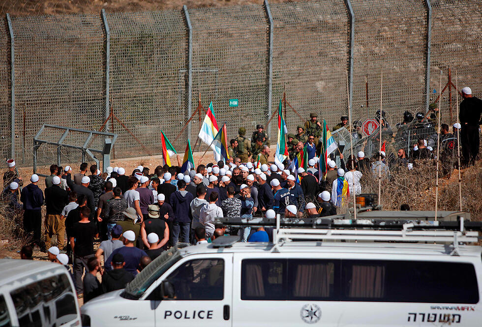 Druze protesters at the border fence