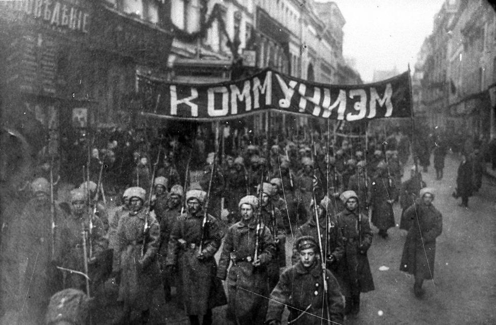 "Мы наш, мы новый мир построим...". Фото: АР