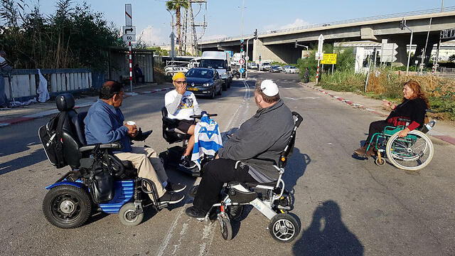 Протест инвалидов. Фото: Идо Эрез (צילום: עידו ארז) Протест инвалидов. Фото: Идо Эрез