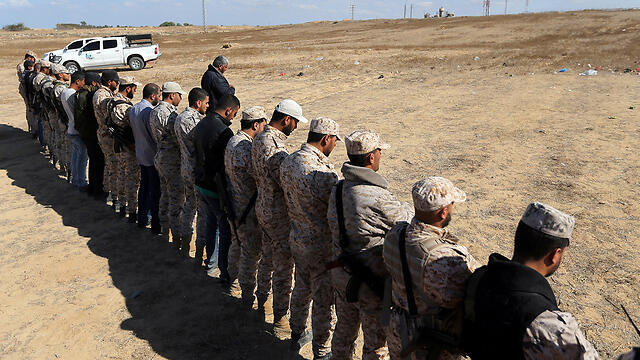 Hamas forces searching through demolished tunnel area (צילום: רויטרס) Hamas forces searching through demolished tunnel area