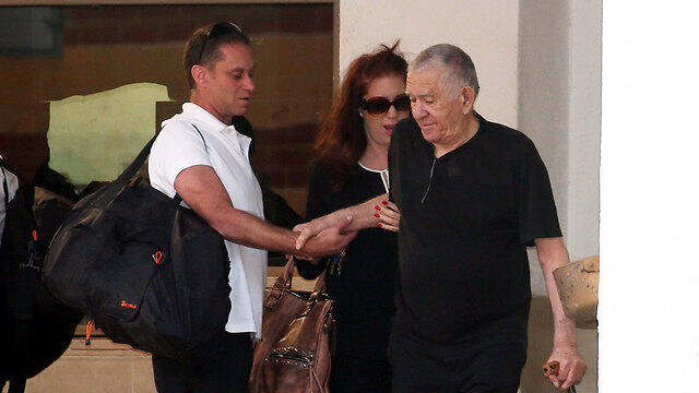 Цви Бар выходит из тюрьмы. Фото: Ярив Кац (צילום: יריב כץ) Цви Бар выходит из тюрьмы. Фото: Ярив Кац