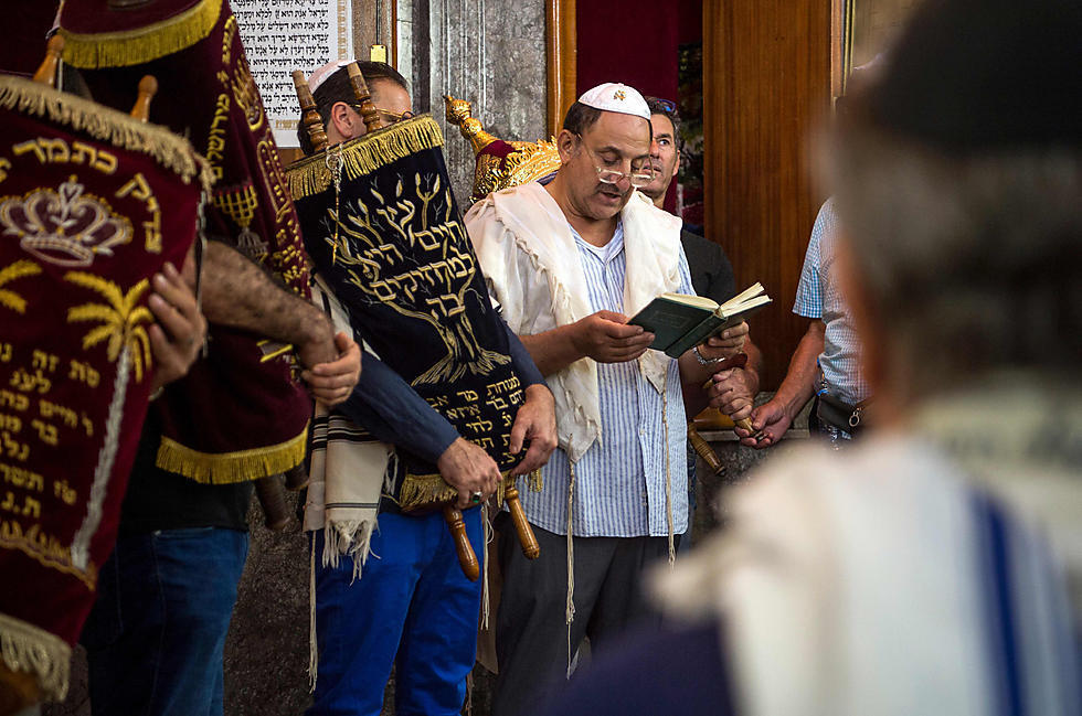 Moroccan Jews and Israeli tourists participate in a religious ceremony to observe Sukkot at a synagogue in the ‘mellah’ (צילום: AFP) Moroccan Jews and Israeli tourists participate in a religious ceremony to observe Sukkot at a synagogue in the ‘mellah’
