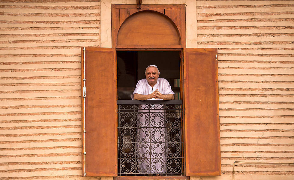 A Moroccan Jewish man looks out his window at the street below from his house in the ‘mellah’ Jewish quarter of the Medina in Marrakesh (צילום: AFP) A Moroccan Jewish man looks out his window at the street below from his house in the ‘mellah’ Jewish quarter of the Medina in Marrakesh