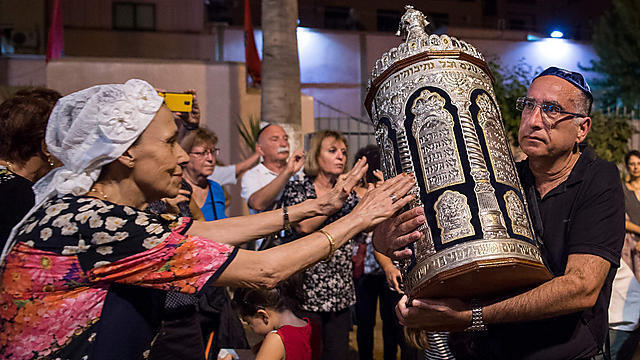 Moroccan Jews and Israeli Jewish tourists participate in Simchat Torah festivities at a synagogue in Marrakesh (צילום: AFP) Moroccan Jews and Israeli Jewish tourists participate in Simchat Torah festivities at a synagogue in Marrakesh