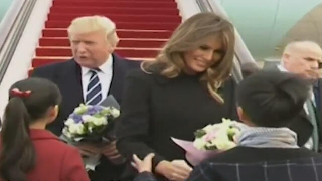 Президентскую чету встретили цветами. Фото: ЕРА