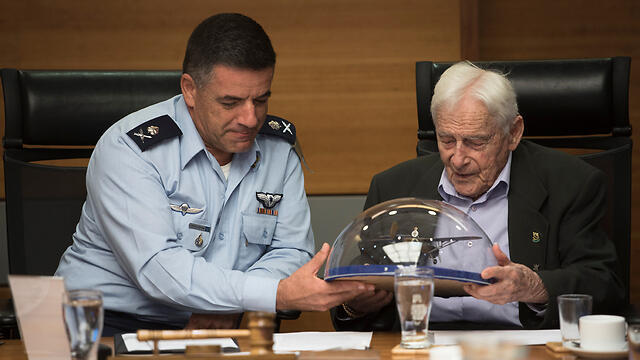IAF Commander Norkin (L) with the corps' veteran Ziloni at the commanders' forum
