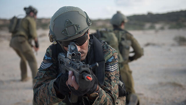 Garud commando carrying a Tavor assault rifle (צילום: דובר צה"ל) Garud commando carrying a Tavor assault rifle