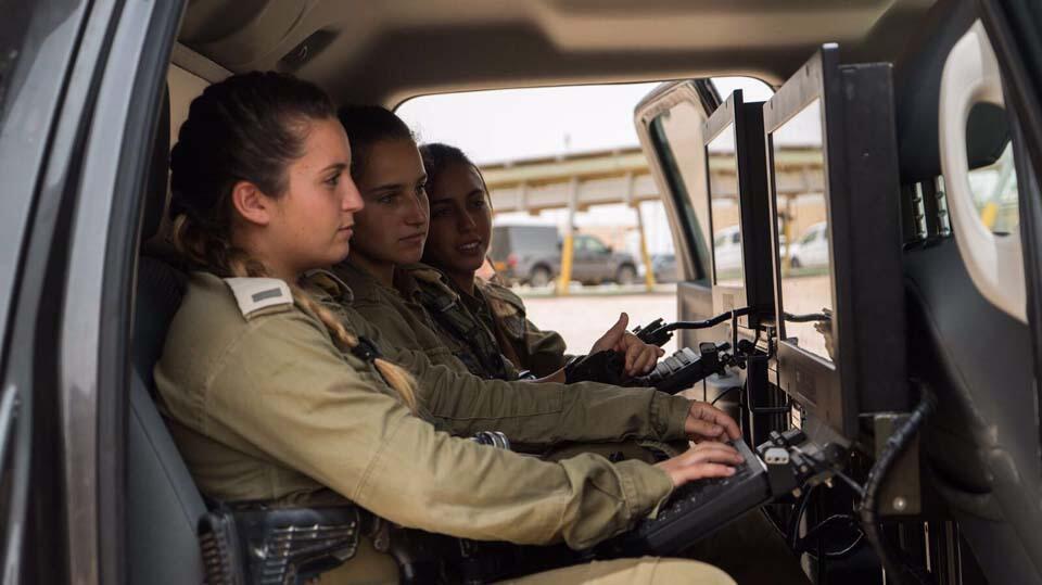 Лейтенант Рон Вайсман и ее подчиненные на дежурстве. Фото: пресс-служба ЦАХАЛа