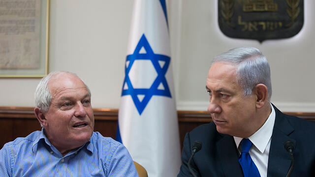 Katz (L) and Netanyahu (צילום: אוליבייה פיטוסי) Katz (L) and Netanyahu