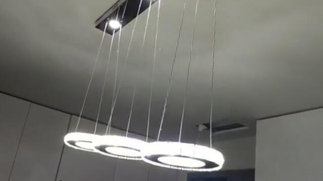 Качающаяся люстра в Рамат-Гане