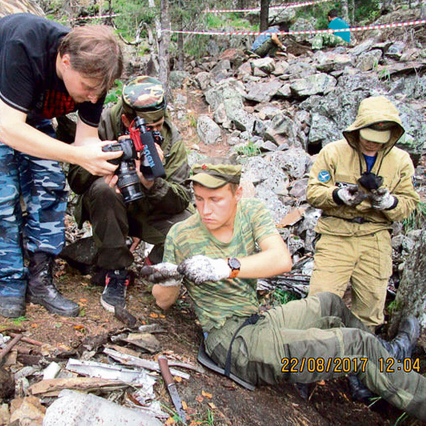 Исследователи из общества "Сокол" (Фото: с разрешения общества "Сокол") Исследователи из общества "Сокол"