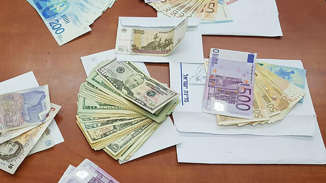 Деньги, конфискованные полицией у грабителей. Украдены у пожилой пары, державшей дома наличные. Фото: пресс-служба полиции (צילום: דוברות המשטרה) Деньги, конфискованные полицией у грабителей. Украдены у пожилой пары, державшей дома наличные. Фото: пресс-служба полиции