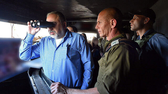 Lieberman on tour of northern border