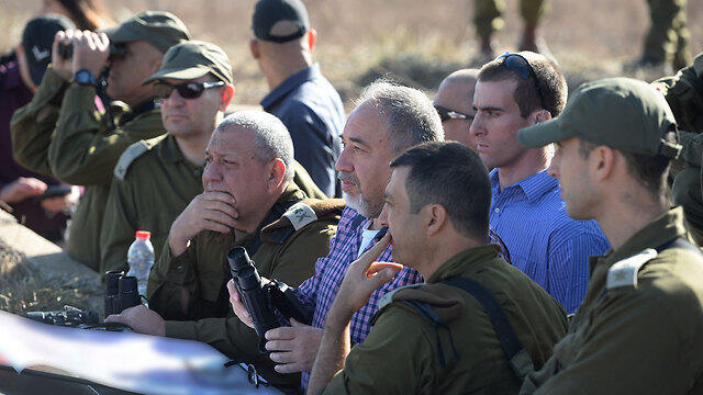 Lieberman on tour of northern border