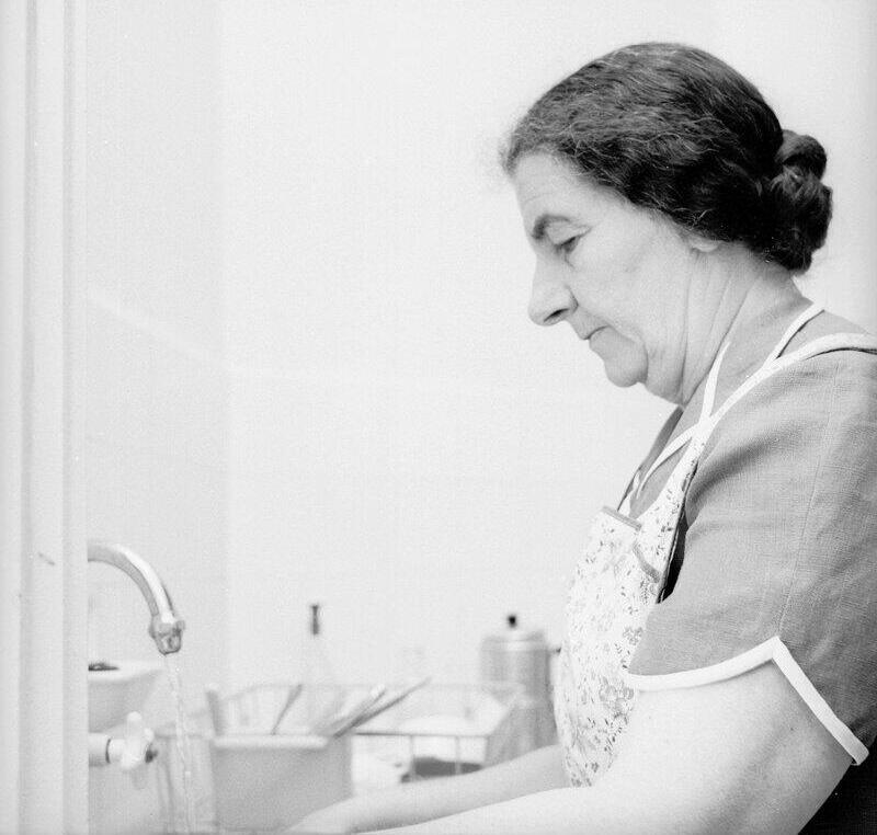 Голда Меир на своей кухне, готовится к приему министров