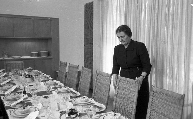 Голда Меир накрывает дома стол к празднику Песах