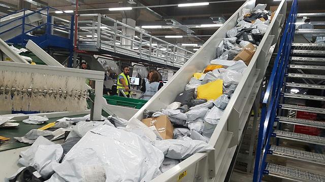 Центр сортировки посылок. Фото: Мейрав Кристал (צילום: מירב קריסטל) Центр сортировки посылок. Фото: Мейрав Кристал