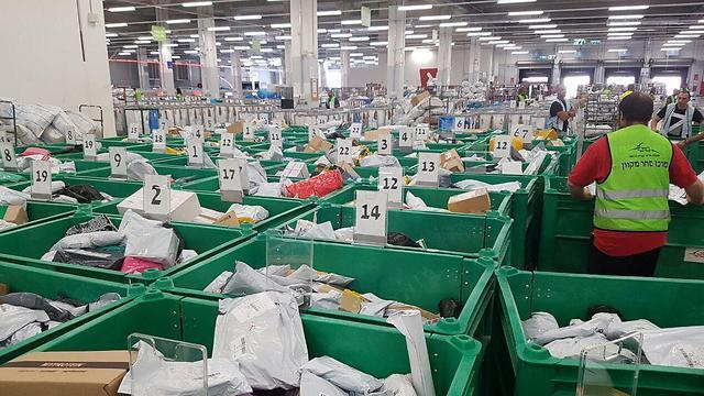 Сортировочный центр посылок в Модиине. Фото: Мейрав Кристал