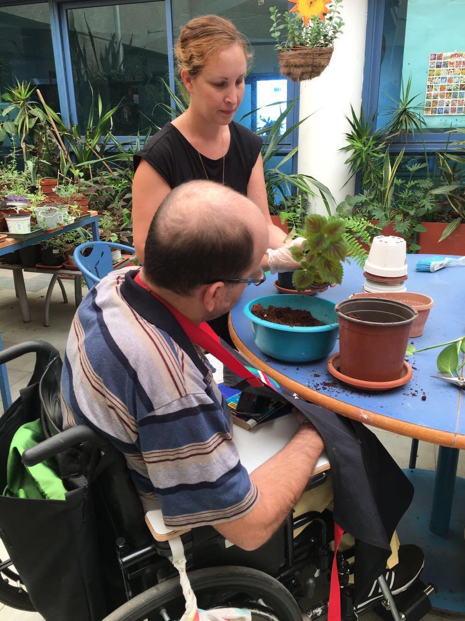 Занятие с пациентом в лечебном саду больницы "Левинштейн"