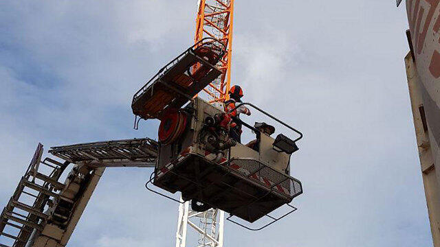 Эвакуация пострадавшего крановщика. Фото: пресс-служба МАДА (צילום: תיעוד מבצעי מד"א) Эвакуация пострадавшего крановщика. Фото: пресс-служба МАДА