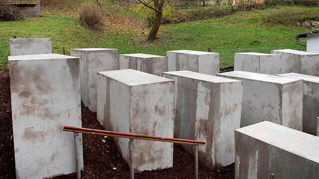 Памятник у дома Хеке. Фото: AFP