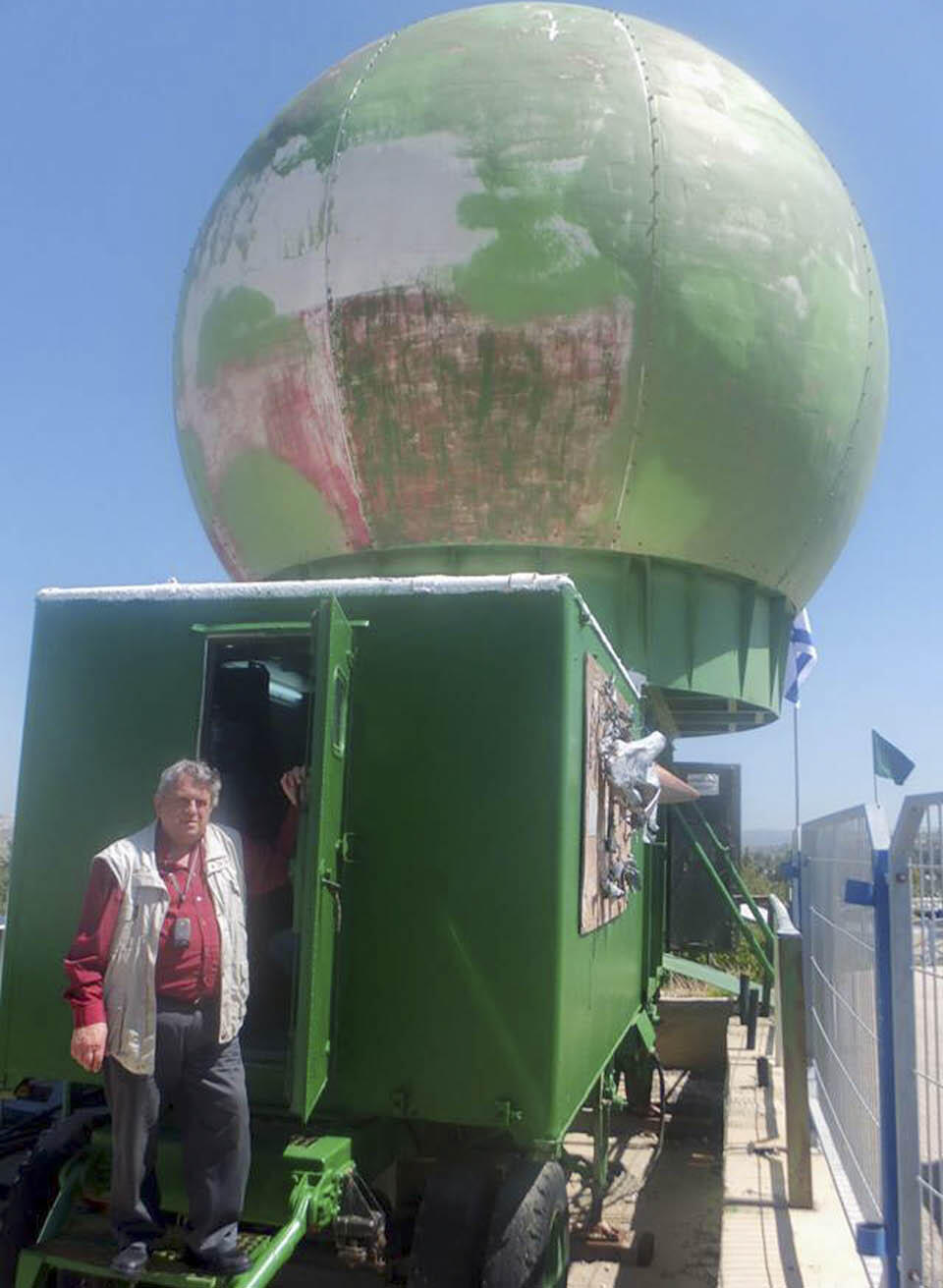 Леонид Диневич около радиолокатора