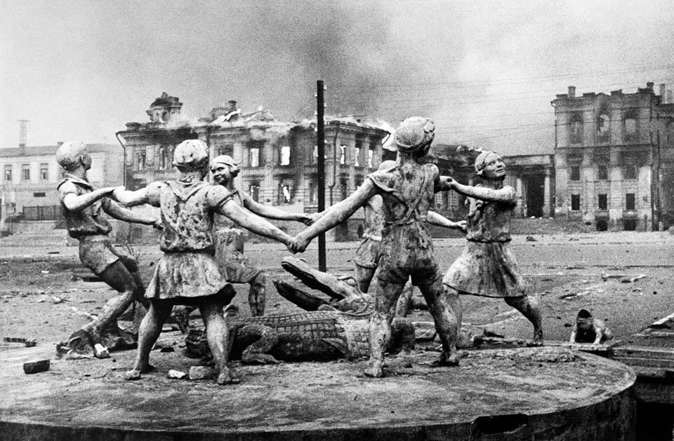 Эммануил Евзерихин "Фонтан "Дети", Сталинград". 1943 г. Фото: Тель-Авивский музей искусств (Фото: Тель-Авивский музей искусств) Эммануил Евзерихин "Фонтан "Дети", Сталинград". 1943 г. Фото: Тель-Авивский музей искусств