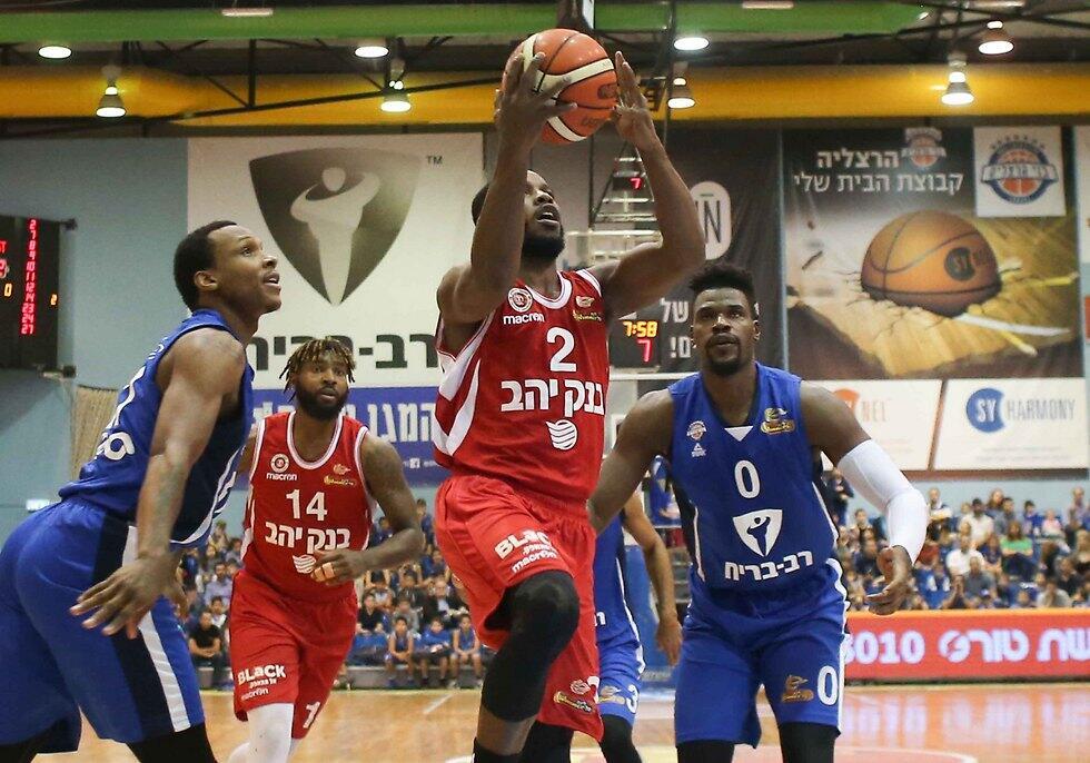 Бней-Герцлия против Ха-Поэдя. Фото: Реувен Шварц (צילום: ראובן שוורץ) Бней-Герцлия против Ха-Поэдя. Фото: Реувен Шварц