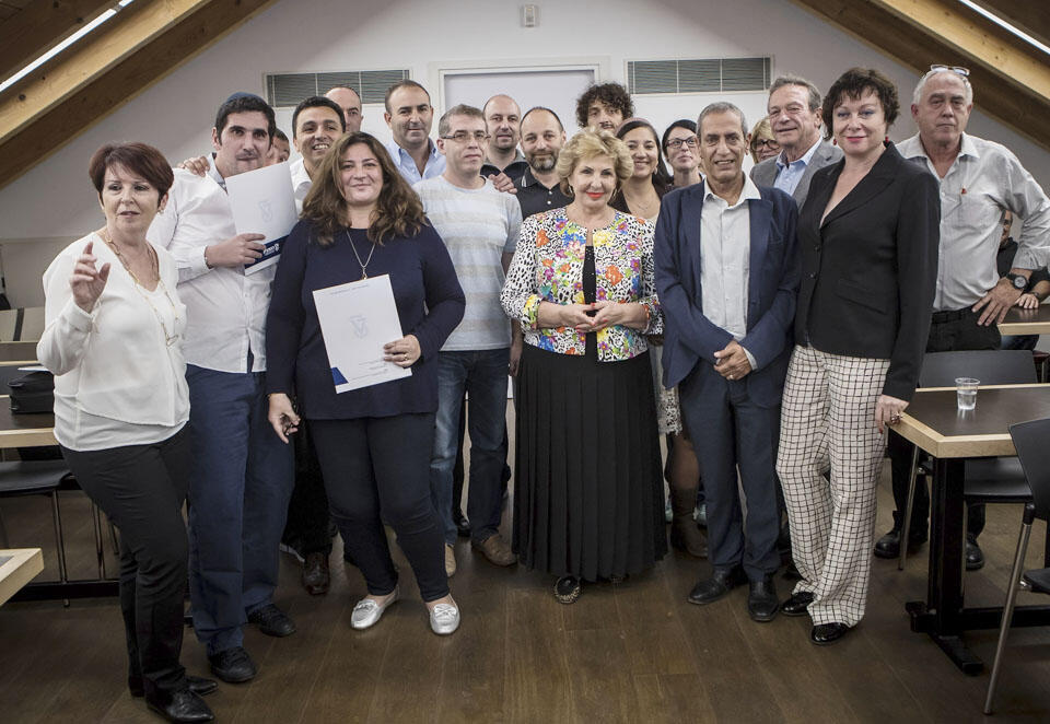 Выпускники курса кибербезопасности, министр алии и интеграции Софа Ландвер. Фото: Одед Карни