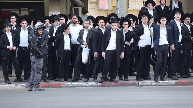 Учащиеся йешив на митинге против призыва в армию. Фото: Моти Кимхи (צילום: מוטי קמחי) Учащиеся йешив на митинге против призыва в армию. Фото: Моти Кимхи