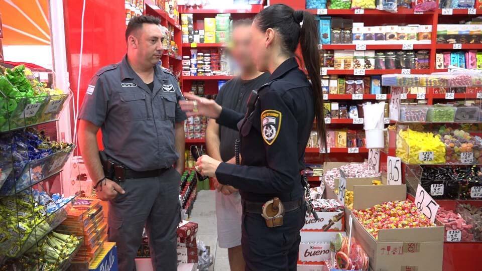 Во время рейда городской полиции в Бат-Яме. Фото: пресс-служба полиции