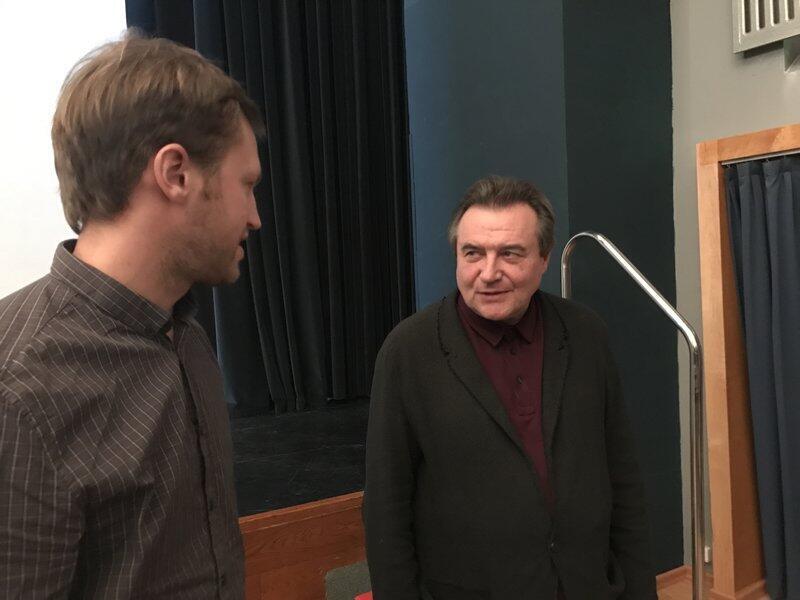 Автор беседует с режиссером Алексеем Учителем