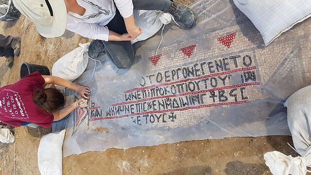 Надпись с указанием времени постройки. Фото: Анат Расюк