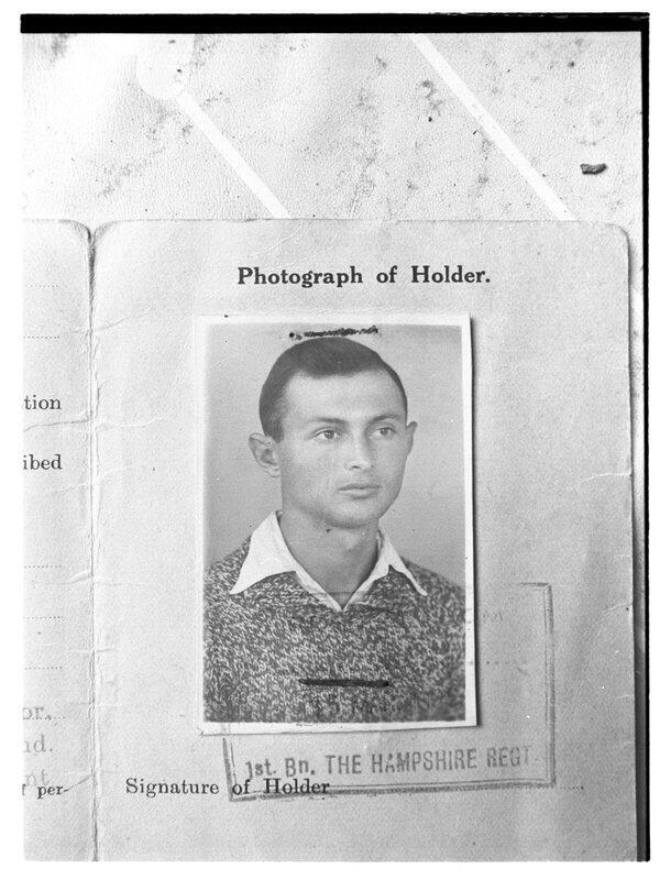 Уникальный кадр: фотография Моше Даяна для паспорта, сделанная до ранения в Сирии в 1941 году, когда он лишился глаза. Фоторепродукция: Давид Рубингер