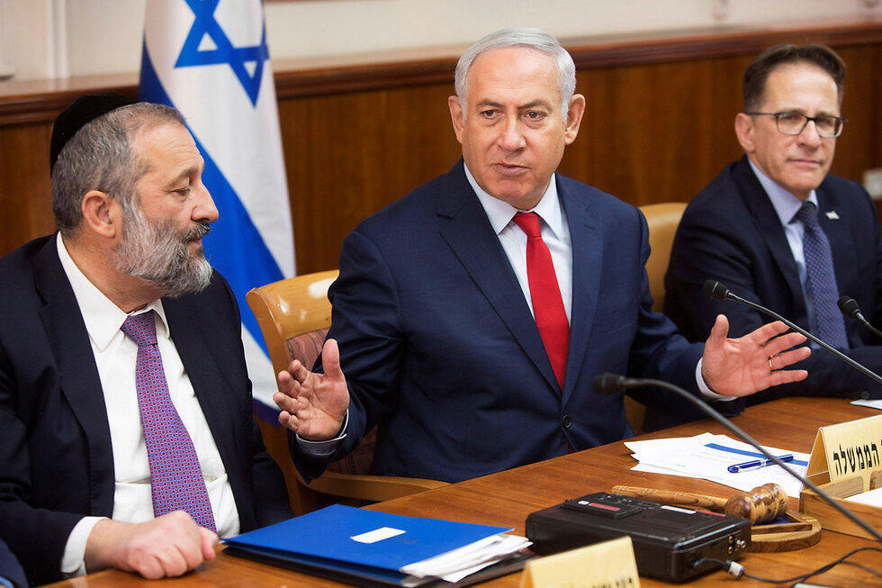 Deri and Netanyahu during the government meeting