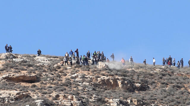Jewish settlers clash with Palestinians in West Bank (צילום: אוהד צויגנברג) Jewish settlers clash with Palestinians in West Bank