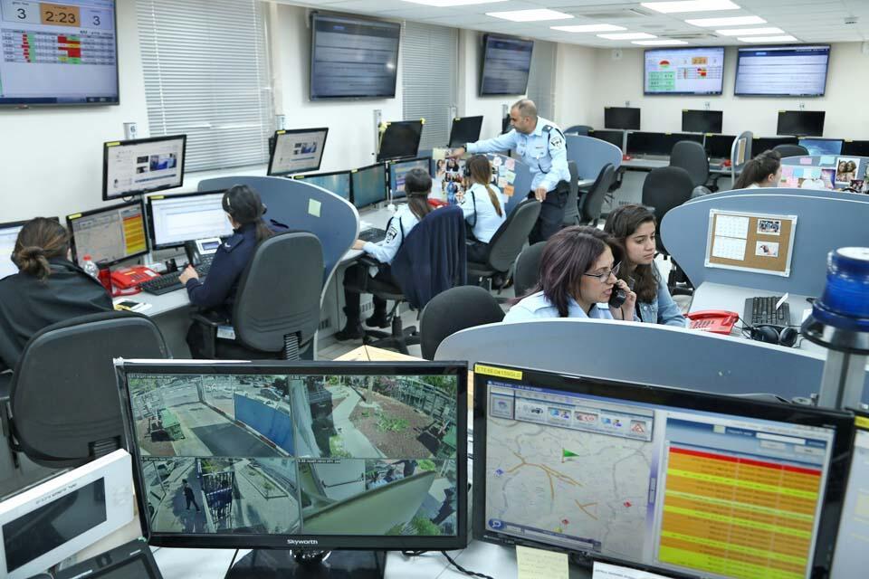 Информационный штаб полиции 110. Фото: Цвика Тишлер