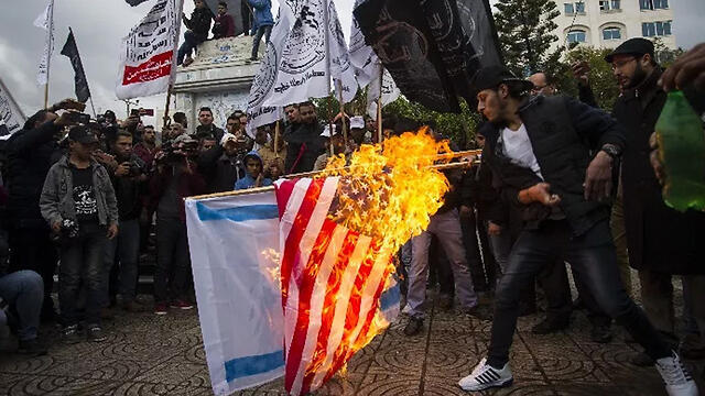 В автономии уже жгут флаги Израиля и США