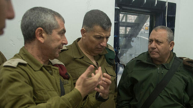 L to R: GOC Central Command Numa, COGAT Yoav Mordechai and Chief of Staff Eisenkot (צילום: דובר צה"ל) L to R: GOC Central Command Numa, COGAT Yoav Mordechai and Chief of Staff Eisenkot
