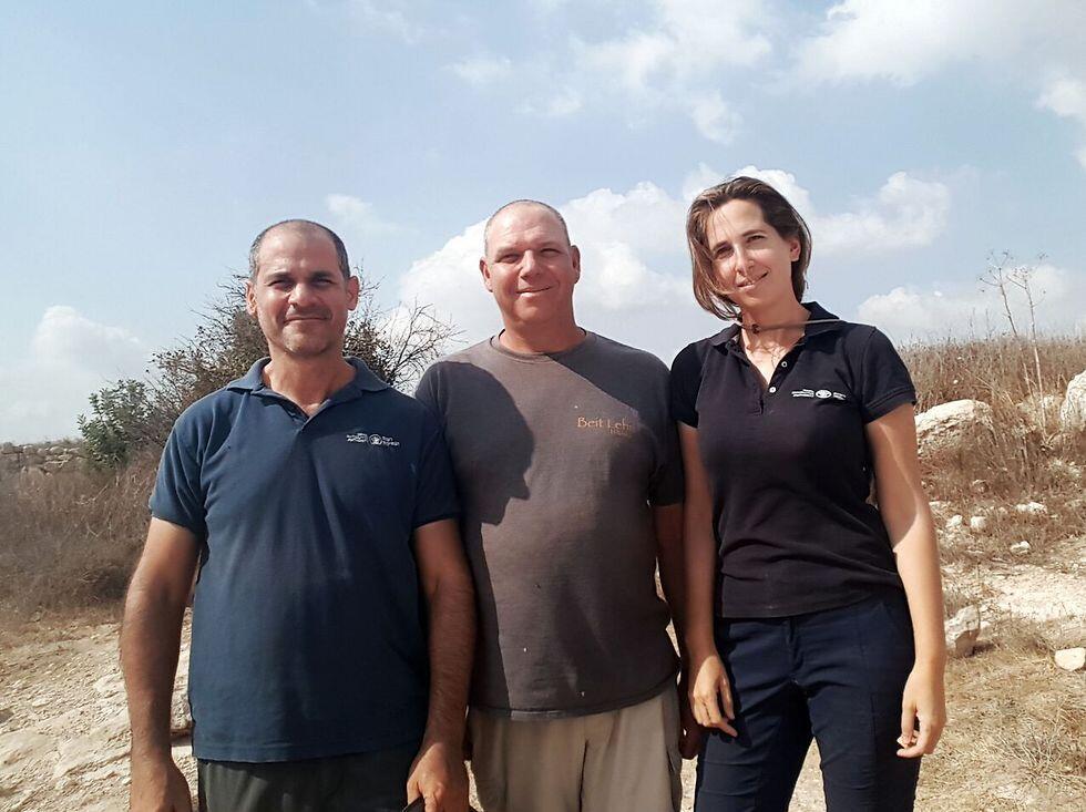 Археологи, принимавшие участие в раскопках (צילום: רשות העתיקות ) Археологи, принимавшие участие в раскопках