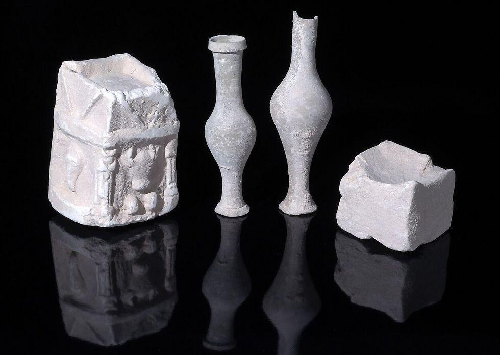 Обнаруженные сосуды. Фото: Клара Амит (צילום: קלרה עמית, רשות העתיקות ) Обнаруженные сосуды. Фото: Клара Амит