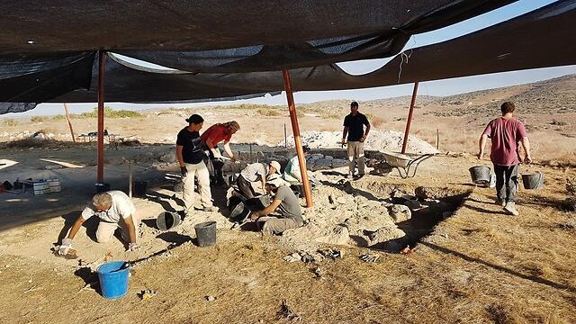 Археологи за работой. Фото: Михаэль Ха-Бар (צילום: צילום: מיכל הבר, רשות העתיקות) Археологи за работой. Фото: Михаэль Ха-Бар