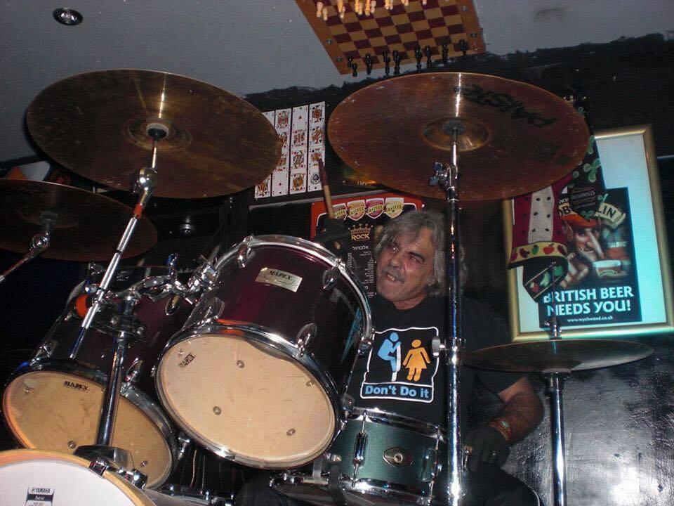 Игорь Грушевский за барабанной установкой