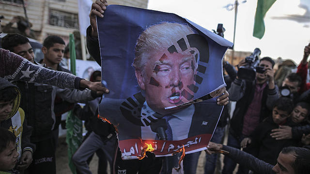 Trump's picture being burned in Lebanon (צילום: EPA) Trump's picture being burned in Lebanon