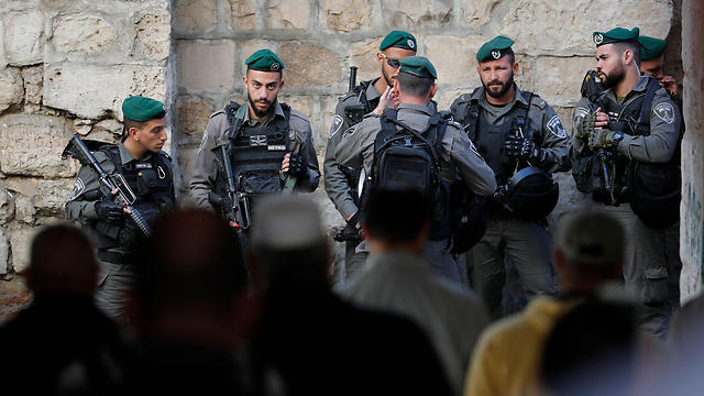 Palestinian protesters confrotn IDF soldiers in the Old City (צילום: AFP) Palestinian protesters confrotn IDF soldiers in the Old City